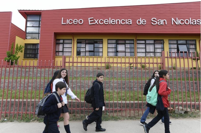 Imagen del 11 de octubre de 2019 de la estudiante Loreto Joos (i-atrás) caminando con sus alumnos previo a una clase de chino en el Liceo San Nicolás, en San Nicolás, en la región del ?uble, Chile. (Xinhua/Jorge Villegas) 