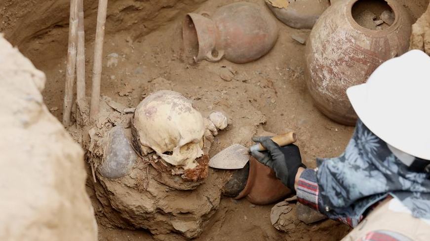 Hallan en Perú tumba de cultura Chancay con más de 1.000 a?os de antigüedad